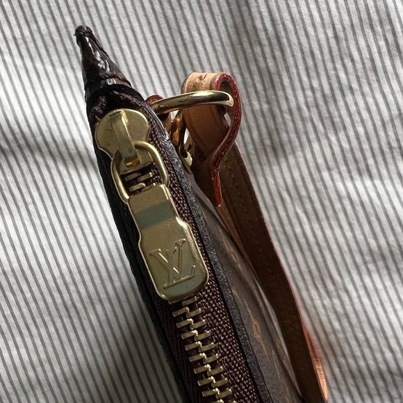 Louis Vuitton Monogram Neverfull
Pouch, NEW, 100% authentic, beige Interior - Picture 7 of 14